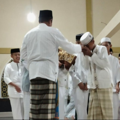 Santri Ponpes Nurul Falah Salaman dan Cium Tangan ke Pimpinan Pondok