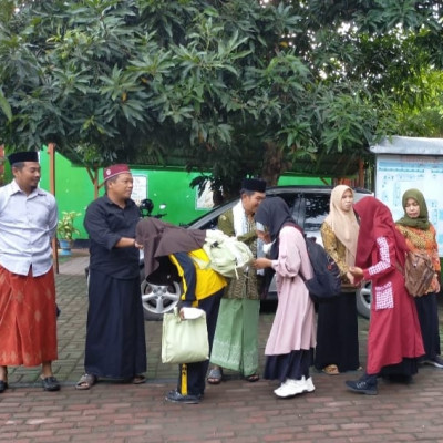 Sambutan Hangat Kamad Beserta Dewan Guru MTsN 1 Bulukumba Cerminkan Sikap keakraban Warga Madrasah