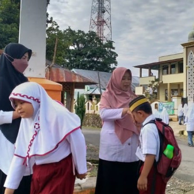 MI Ponpes Nurul Falah Menyambut Siswa di Pagi Hari