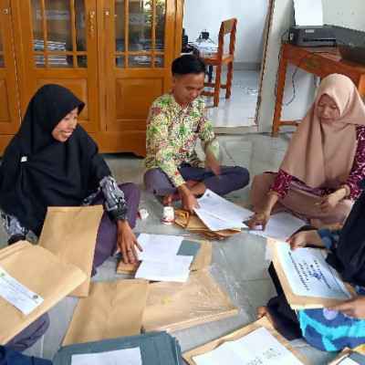 Jelang PAT, Panitia MTs Shohibul Ilmi Bulukumba Laksanakan Pengepakan Soal Ujian