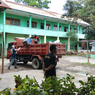 Kamad MTs Muhammadiyah Bulukumba Pantau Siswa dalam Membuang Sampah