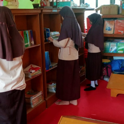 MIS Karama, Utamakan Kebersihan dan Kerapian Buku di Perpustakaan
