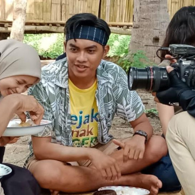 Diliput Tim Trans 7, Tenaga Pendidik MTs Guppi Possi Tanah Mendadak Jadi Artis