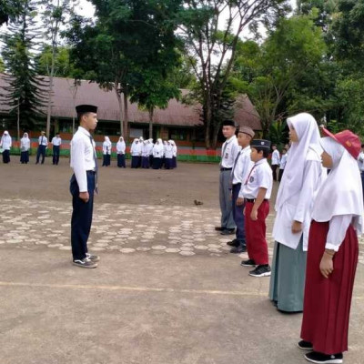 Pagi yang Cerah Ponpes Nurul Falah Laksankan Upacara Bendera 