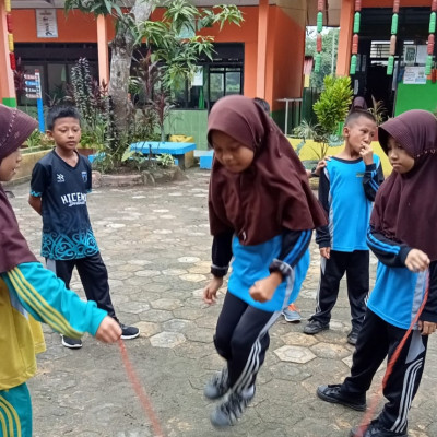 Antusias Peserta Didik MIN 1 Bulukumba Pecah, Ikuti Praktek PJOK, Permainan Lompat Tali