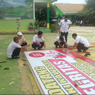 Pasang Spanduk Wilayah Bebas Korupsi di Sekitaran MTsN 3 Jeneponto