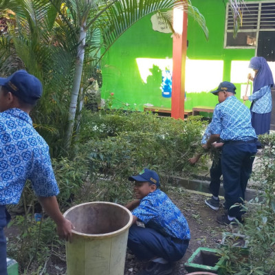 Sebelum Masuk Ruangan Ujian, Siswa MTsN 1 Bulukumba Sempatkan Diri Bersih-Bersih