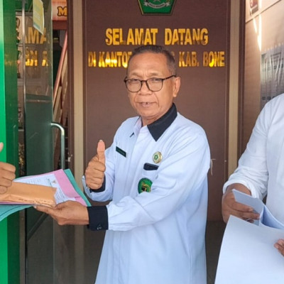 Kemenag Bone Kembali Serahkan Zakat Profesi dan Infak