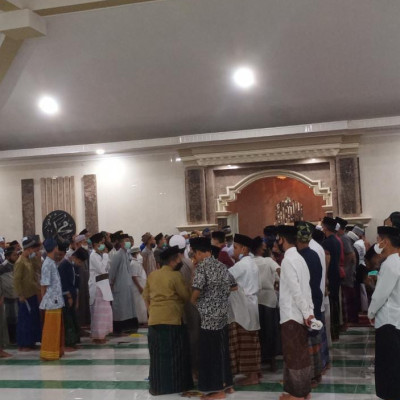 Santri Ponpes Babul Khaer Rutin Baca Kitab Barzanji Tiap Malam Jum'at