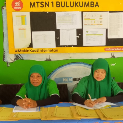 Usai Senam, Giat Panitia PAT MTsN 1 Bulukumba Barengi Peserta Didik Jalani Ujian