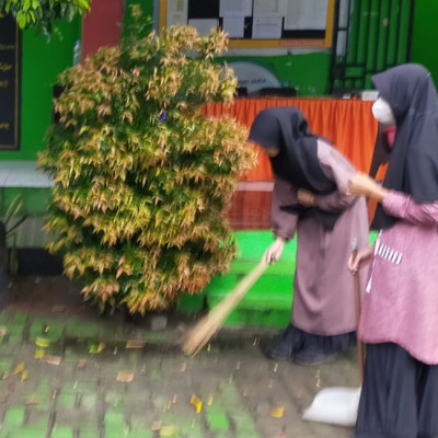 Sebelum Pelaksanaan Sholat Ghoib Siswa MTsN 1 Bulukumba Laksanakan Tugas Sesuai Jadwal