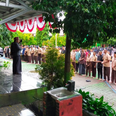 Kamad MTsN 1 Bulukumba Menyerukan Ke Warga Madrasah Salat Gaib Untuk Putra Sulung Ridwan Kamil Yang Hilang Di Sungai Aare