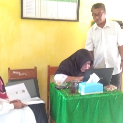 Kepala MIS Serre pantau Penginputan Nilai Peserta didik kelas Enam