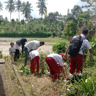 MI Sampeang, Gelar Jum'at Bersih: Pererat Silaturahmi Siswa dan Guru