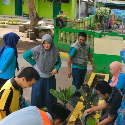 Ikhtiar Menuju Madrasah Hijau, MTs. PP Babul Khaer Rutin Menata Taman dan Menata Teman