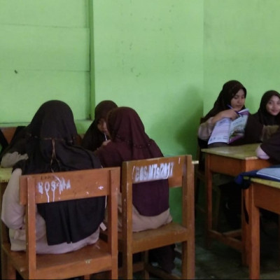 Gunakan Metode Diskusi, Guru Qur'an Hadits MTs. PP Babul Khaer Ajari Siswa Mengeksplor Diri