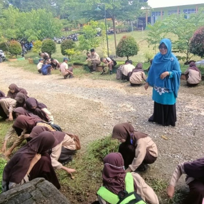 Aksi Madrasah Bersih dan Sehat MTsN 4 Bulukumba Sambut Hari Lingkungan Hidup Sedunia