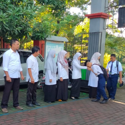 Giat Mengawali Kegiatan, Guru dan Tendik MTsN 1 Bulukumba Tetap Terapkan 6 S Menjemput Siswa