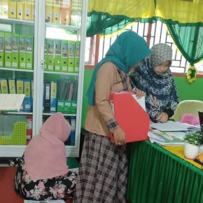 KTU dan Staf MTsN 5 Bulukumba Lengkapi Dokumen Madrasah Jelang Kedatangan Tim Audit