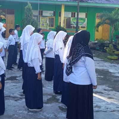 Apel Pagi Pembina Ingatkan Tata Tertib PAT di MTs Muhammadihah Kajang