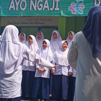 Bangkitkan Semangat Belajar, Guru Seni Budaya MTs. PP Babul Khaer Ajak Siswa Belajar Di Luar Kelas