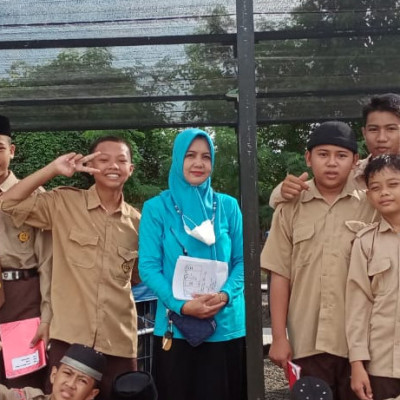 Siswa MTs. PP Babul Khaer Lakukan Pengamatan Makhluk Hidup