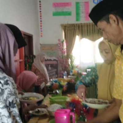 Makan Bersama Guru MTs Tanah Towa Usai Ujian PAT