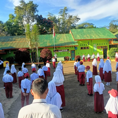 Upacara Bendera di MIN 3 Sinjai, Pembina Tegaskan Junjung Tinggi Kejujuran Saat Ujian