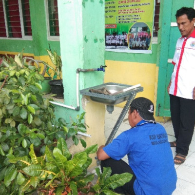 Kamad MTs Muhammadiyah Bulukumba Pantau Pembuatan Wastafel Madrasah