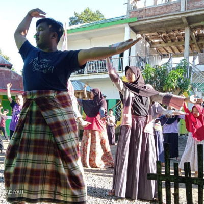 Unik, Instruktur Senam Ponpes As’adiyah Galung Beru Memakai Sarung