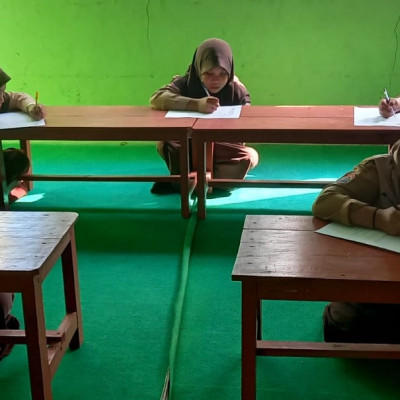 Ruang Kelas Rusak, Siswa Belajar di Perpustakaan dan Laboratorium