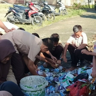 Peserta Didik MTs Guppi Possi Tanah Galakkan Program Adiwiyata di Hari Jumat