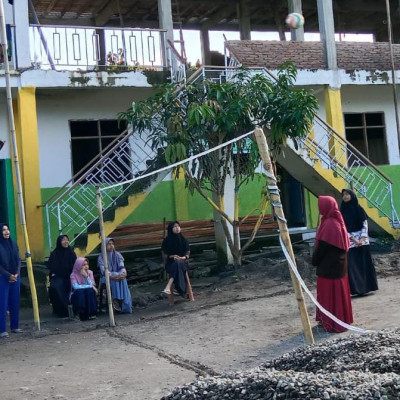 Perkuat Mental, Guru dan Santri PP. As'adiyah Galung Beru Berolahraga Voli