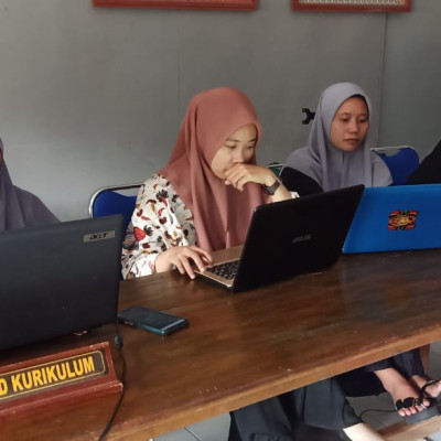 Giat Wali Kelas MTs Guppi Possi Tanah dalam Menyusun Nilai Rapor Siswa