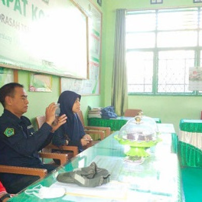 Pengawas Madrasah Lakukan Supervisi  Saat Pelaksanaan  PAS di MTsN 3 Jeneponto