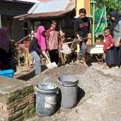 Guru dan Peserta didik MA Ulil Amwal Dampang Bahu Membahu Benahi Jalan