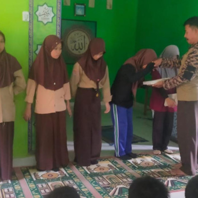 Panitia PAT MTsN 5 Bulukumba Merilis dan Beri Reward Nama Peserta Didik Yang  Memperoleh Nilai Tertinggi