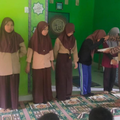 Panitia PAT MTsN 5 Bulukumba Beri Reward  Peserta Didik Yang  Memperoleh Nilai Tertinggi