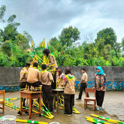 Ambalan MA Tengah Lembang Latihan Pionering di Kegiatan Persami