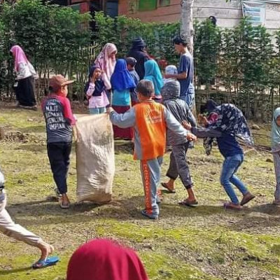 Kerukunan Keluarga Mahasiswa Bulukumba UINAM Gelar Bakti Sosial di MIS As'Adiyah Kindang