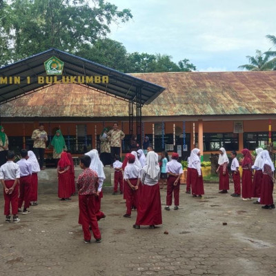 Antusias Peserta Didik Kelas VI MIN 1 Bulukumba Pecah Saat Menanti Pengumuman Kelulusan