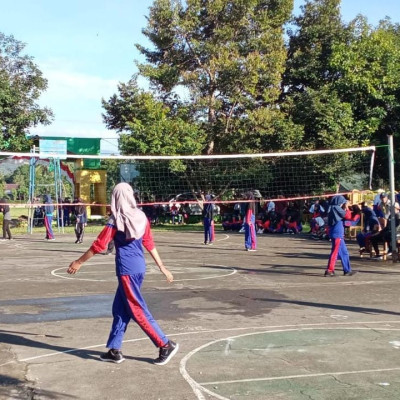 Sorak Sorai Penonton Warnai Lomba Volley Ball Putri di MTsN 2 Bulukumba