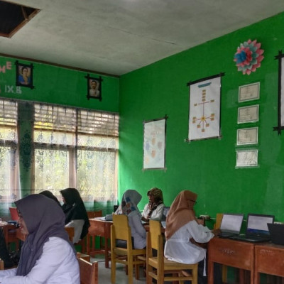 Guru Bidang Studi MTs Guppi Sampeang Giat Upload Nilai Hasil Belajar Siswa Pada Aplikasi RDM