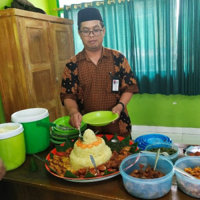 Nasi Tumpeng Warnai Pengumuman Kelulusan Kelas IX MTs Mursyina