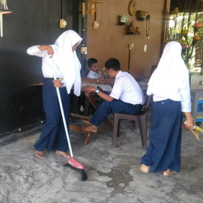 Siswa MTs Guppi Possi Tanah, Giat Menjaga Kebersihan Setiap Pagi