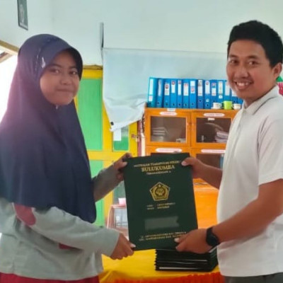 MTsN 7 Bulukumba Bagikan Rapor dan SKL ke Siswa kelas IX