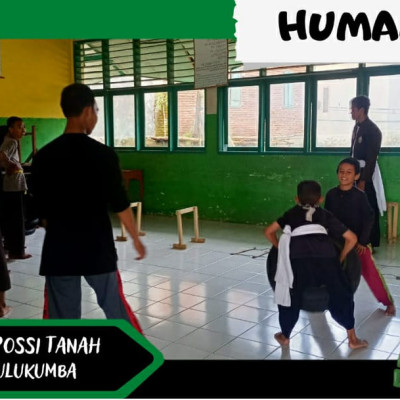 Hujan Tidak Jadi Hambatan Siswa MTs Guppi Possi Tanah Berlatih Silat