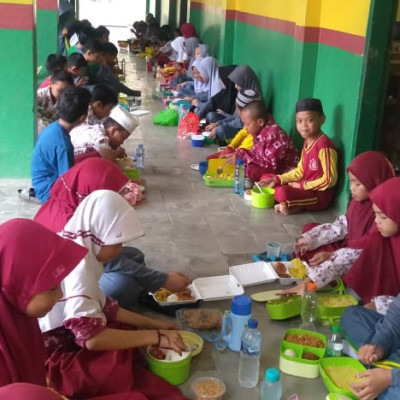 Makan Bersama Peserta Didik MIN 1 Bone, Dihadiri Kapolsek Sibulue   