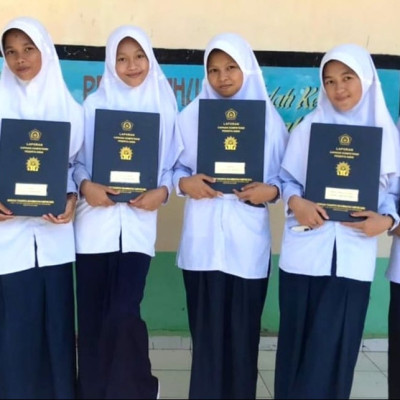 Dinyatakan Lulus, Siswa MTs Muhammadiyah Kampung Baru Bulukumba Terima Rapor dan SKL