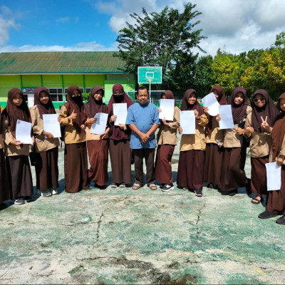 Bagikan Raport Siswa Tepat Waktu, Kepala MAN 2 Bone : Guru Kita Hebat